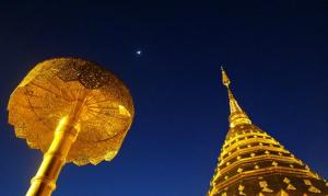 Cúpulas de templo em Wat Doi Suthep Phrathat, Tailândia