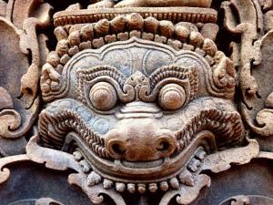 Figuras da mitologia budista em Banteay Srei, no Camboja