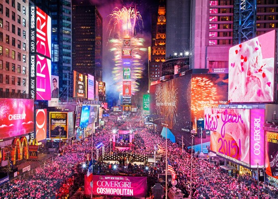 A iluminação feérica da Times Square, em Nova York, durante a festa de reveillon