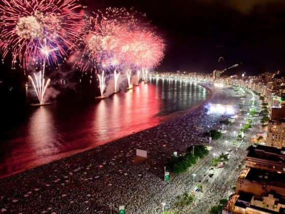 A impressionante queima de fogos de artifício na Noite do Réveillon, em Copacabana