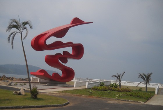Monumento Ondas, na orla de Santos