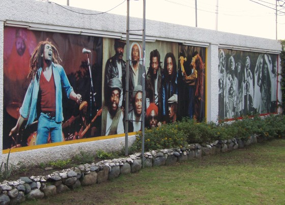 Nos jardins do Bob Marley Museum, um painel com imagens gigantes do cantor