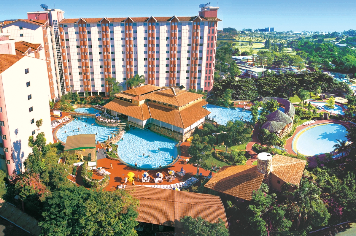 A maioria dos hotéis tem piscinas com águas termais