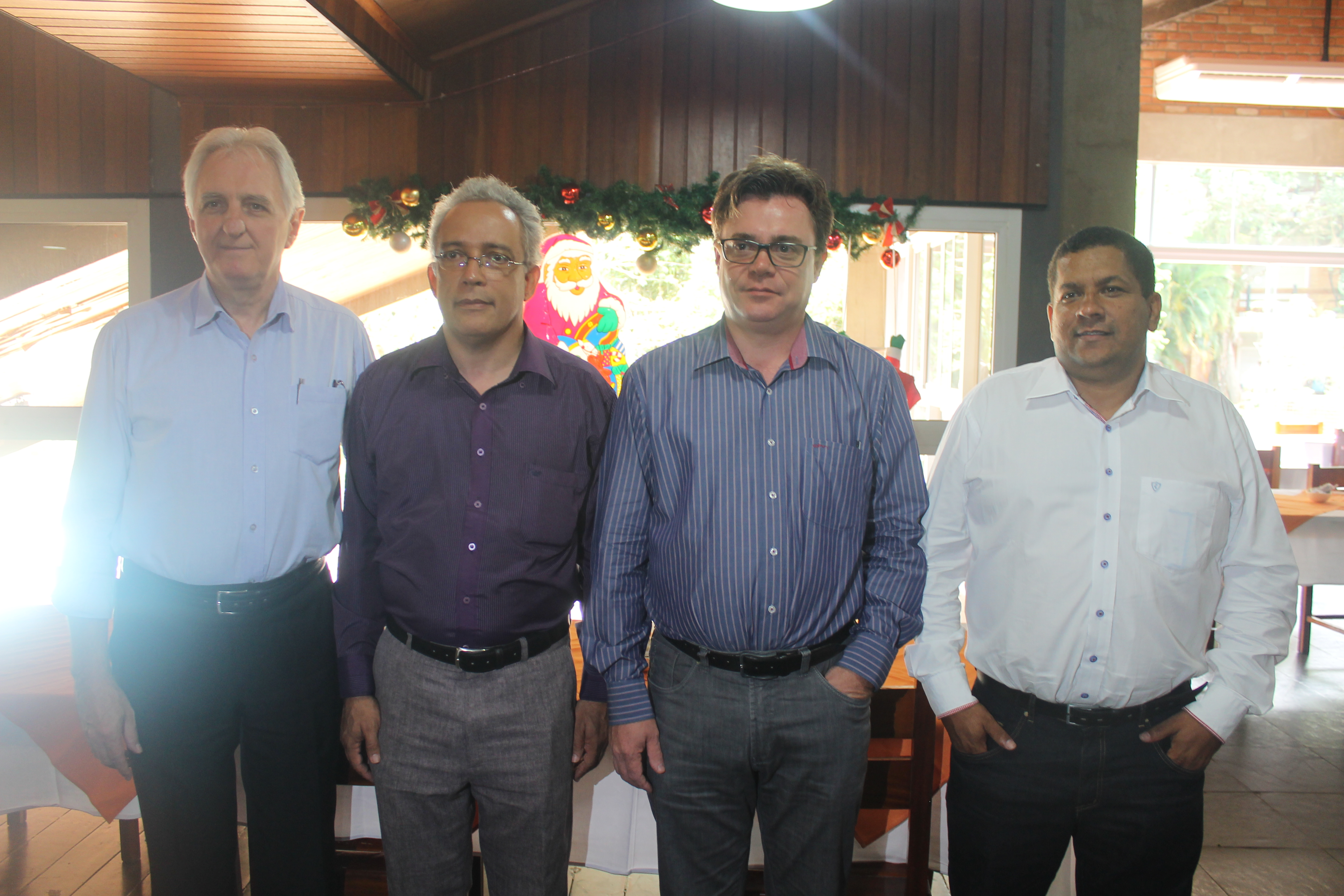 No centro (à esquerda) Marcos Faria presidente do Caldas Novas CVB e à direita Ivan Garcia Pires secretário municipal de Turismo (2)