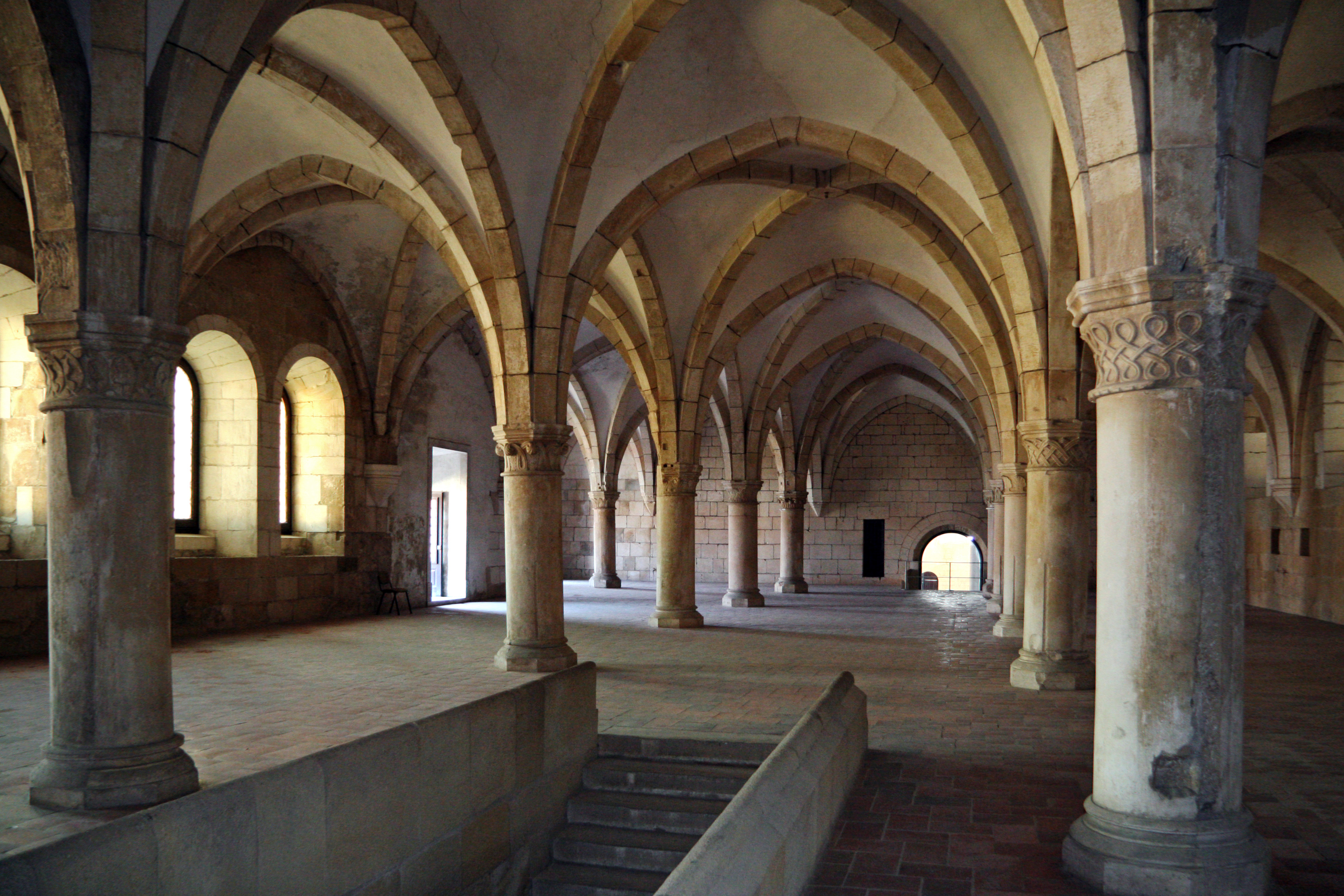 interior-do-mosteiro-de-alcobaca-foto-wikimedia-commons