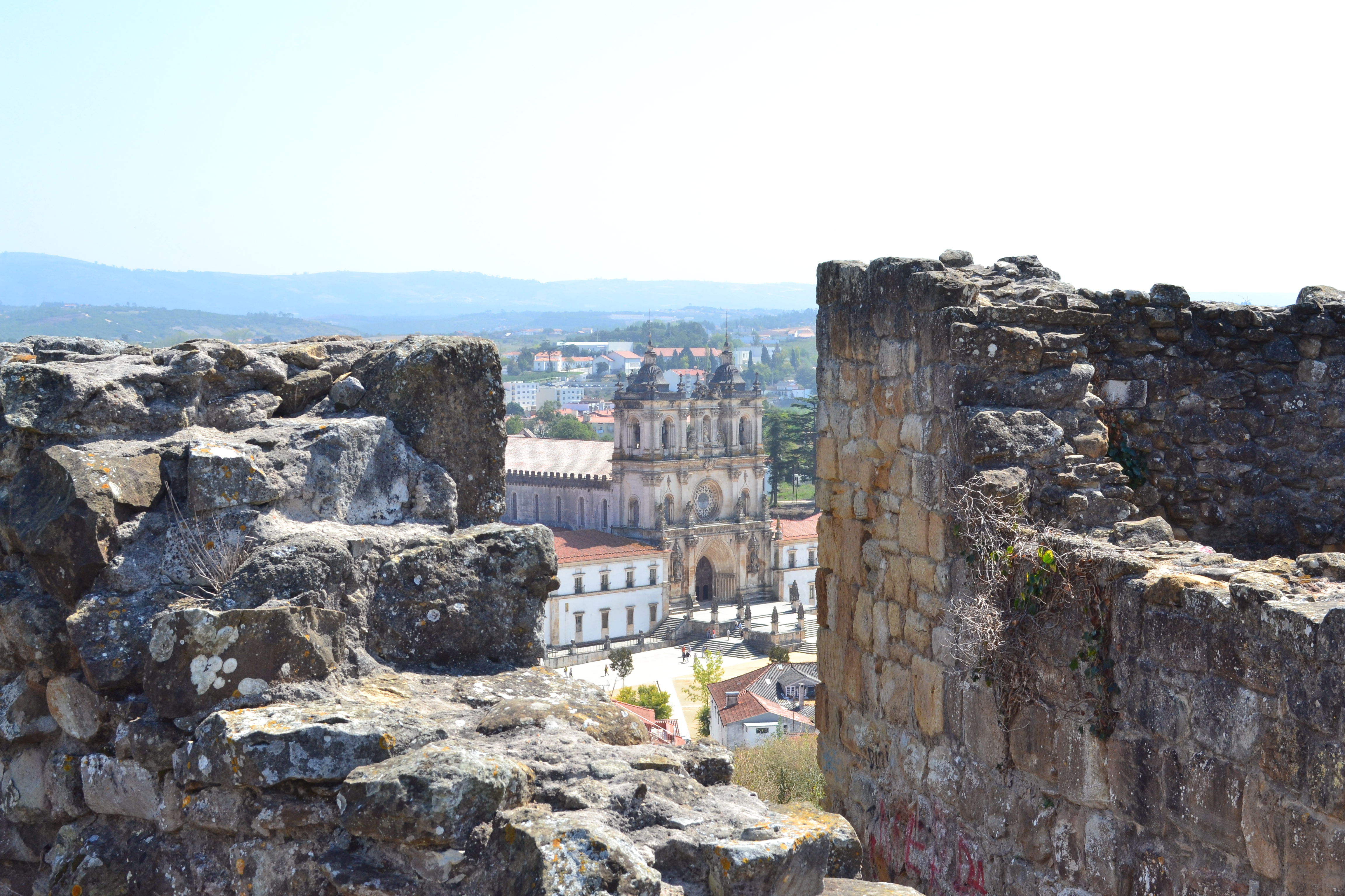 Ruinas do Castelo de Alcobaça -  Foto Wikimedia Commons.jpg