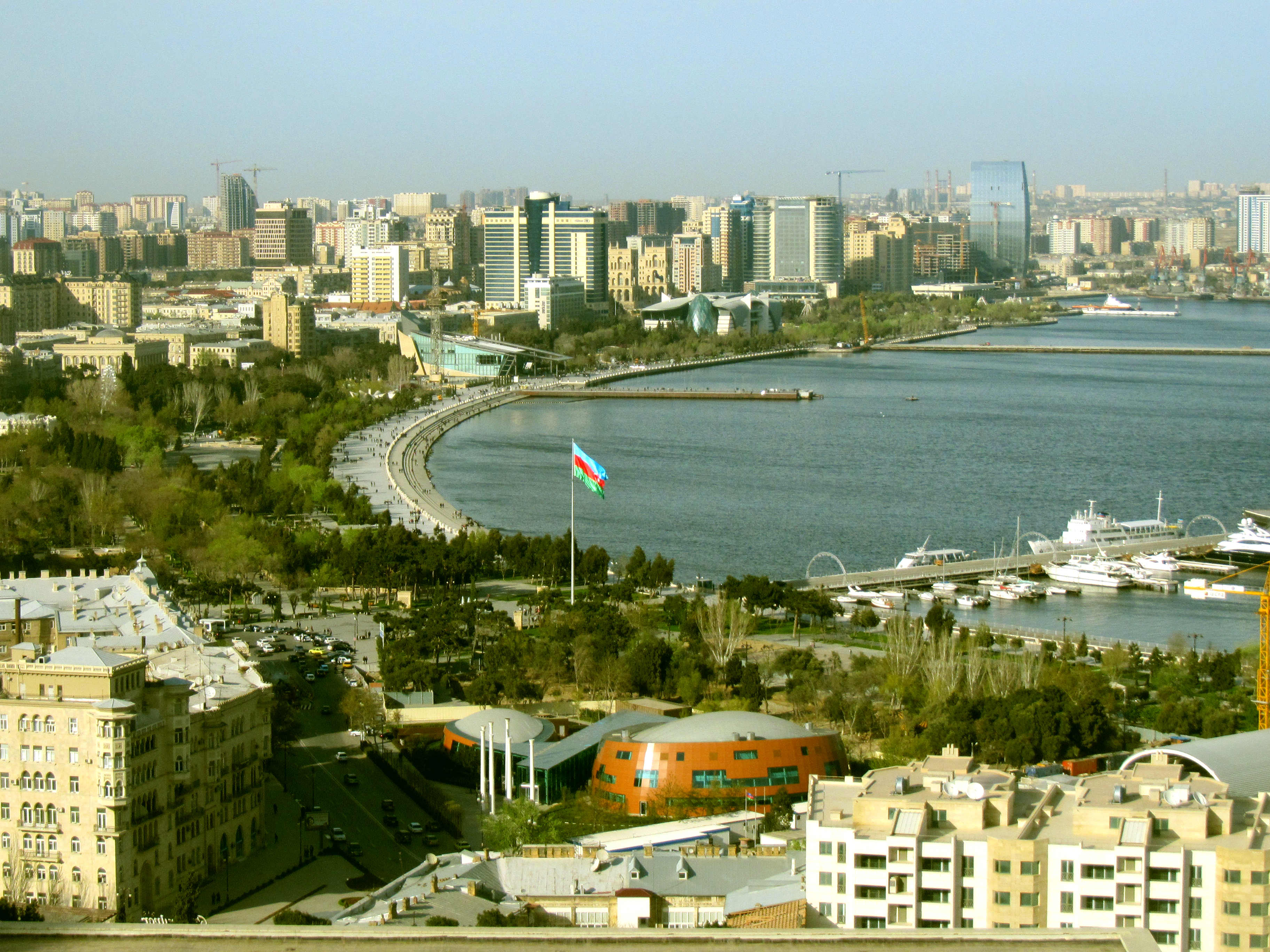 Vista  de Baku - Foto  Wikimedia.jpg