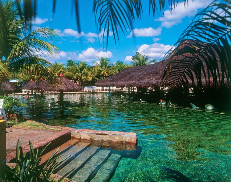 Bar Molhado em piscina natural do Rio Quente Resort. Banhos com os pés no leito do rio..jpg