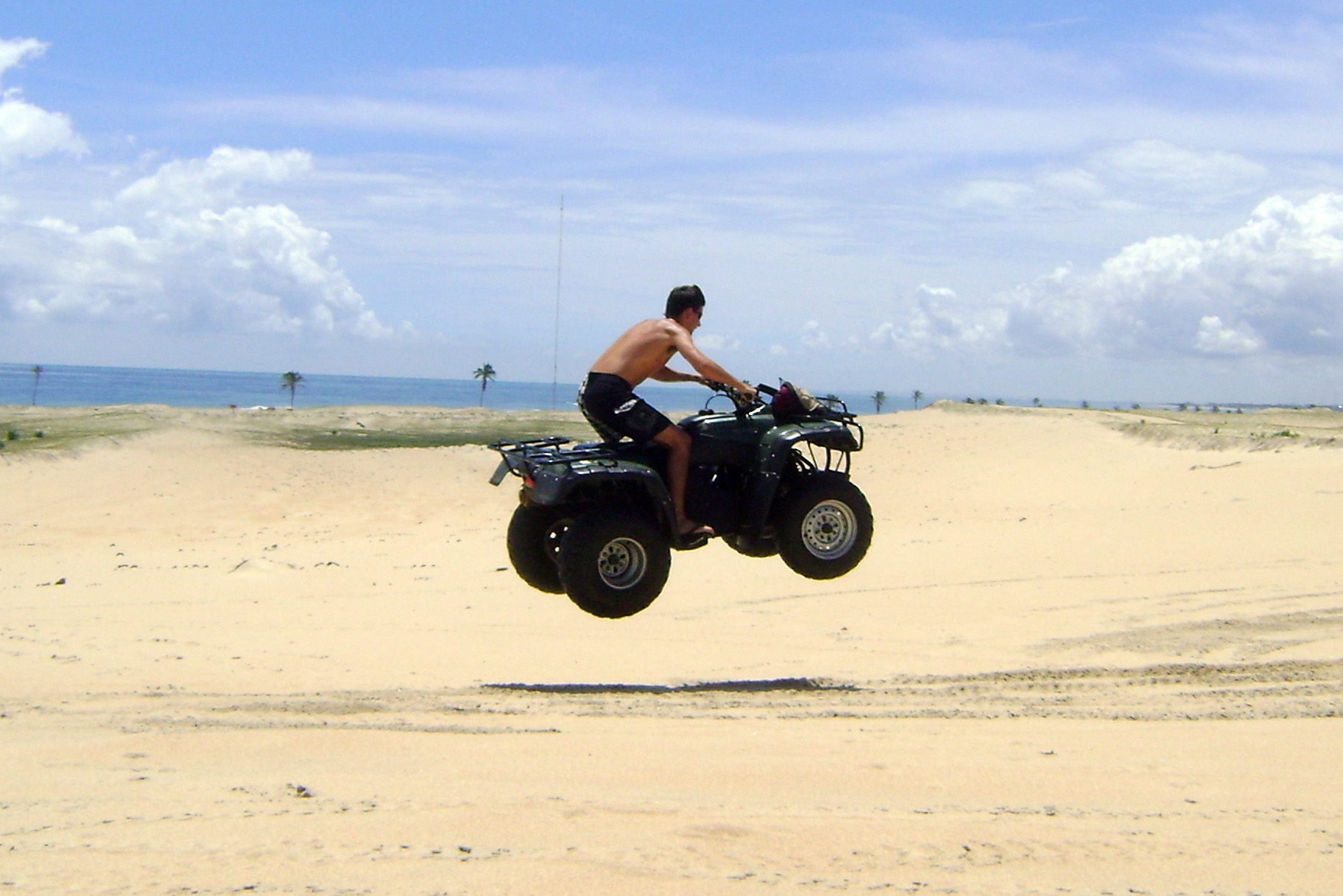 Quadriciclo nas dunas de Cumbuco - Foto  Panoramio.jpg