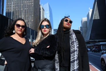 As cantoras Analuh, Kelly Faé e Aináh Margot. Foto Victor Galindo