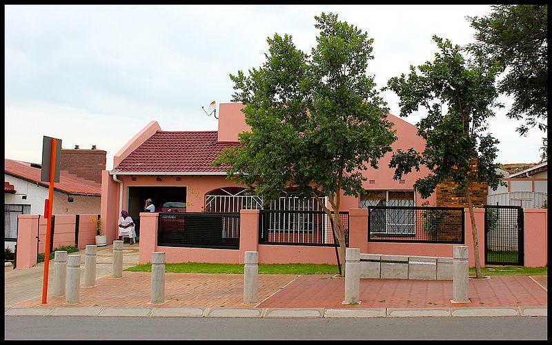 Casas na rua Vilakazi de Mandela Soweto, Joanesburgo. Gauteng, África do Sul - Wikimedia