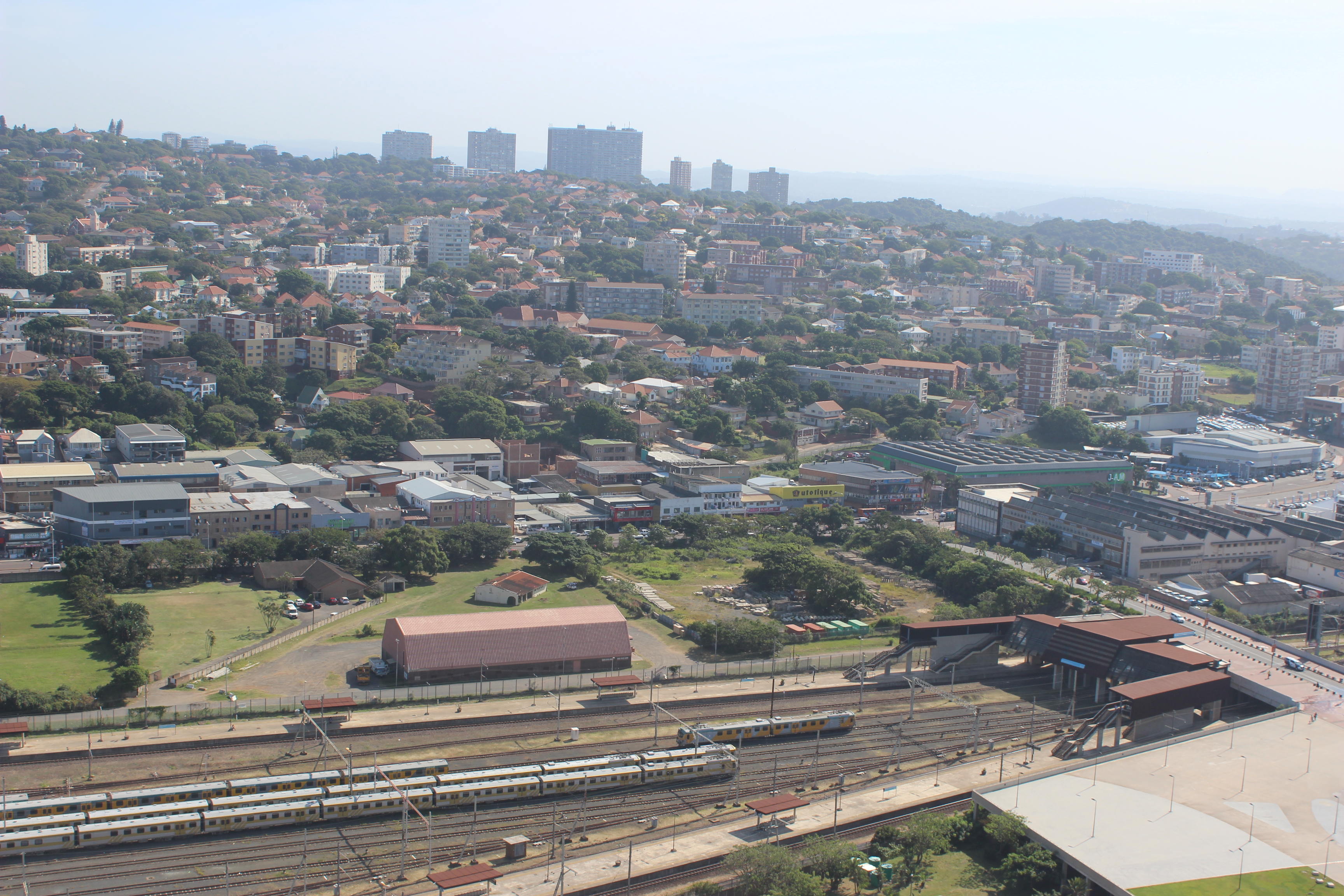 Durban vista do alto do Estádio Moses Mabhida - Estrada de ferro - herança britânica 2.JPG