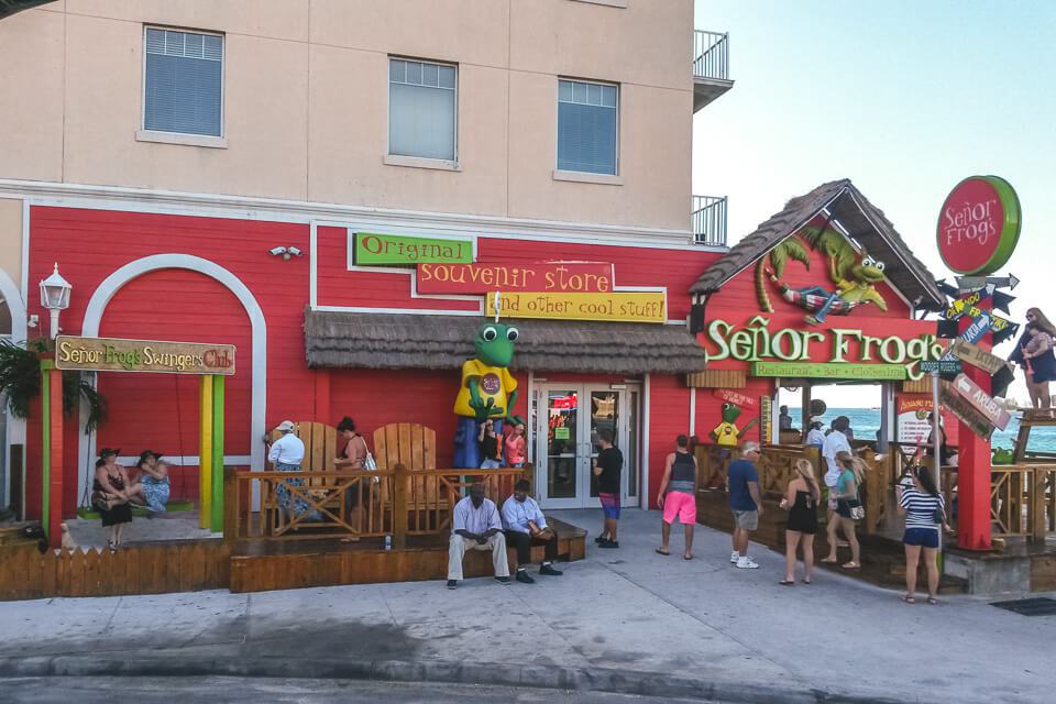 O Señor Frogs é um bar tipicamente bahamense. Serve refeições no almoço e jantar. À noite, vira um bar dançante.