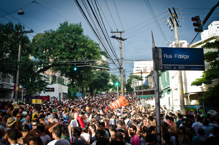 Carnaval de rua em São Paulo - Bloco na Vila Madalena - Foto Overmundo.jpg