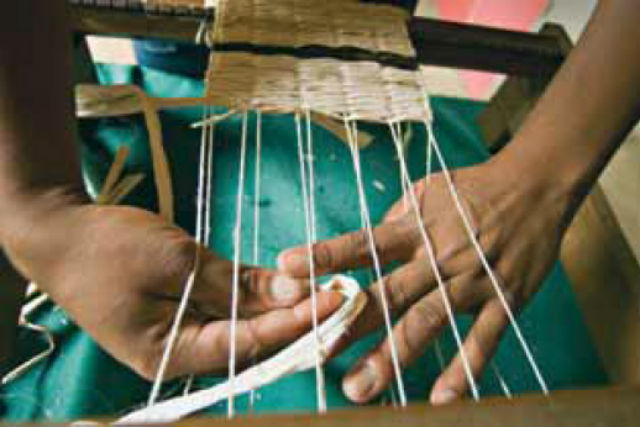 Artesanato de fibras de bananeira praticado no quilombo Ivaporunduva